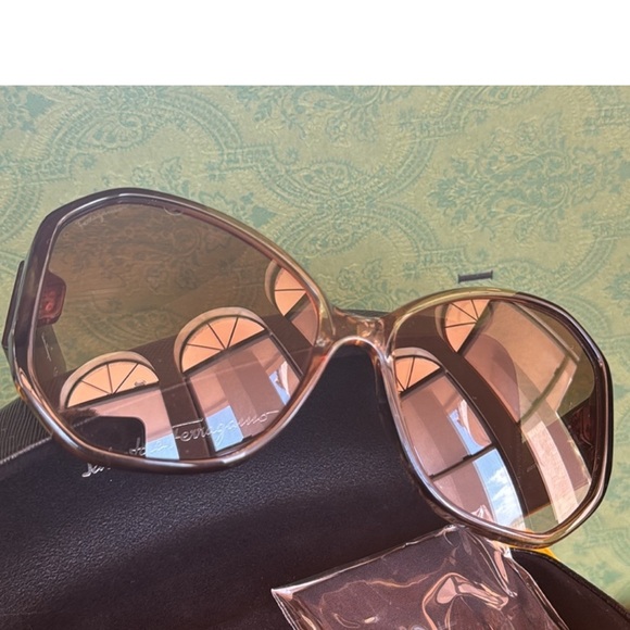 Salvatore Ferragamo Oversized Gradient
Sunglasses 100% Authentic
$229 $559 - Picture 4 of 7